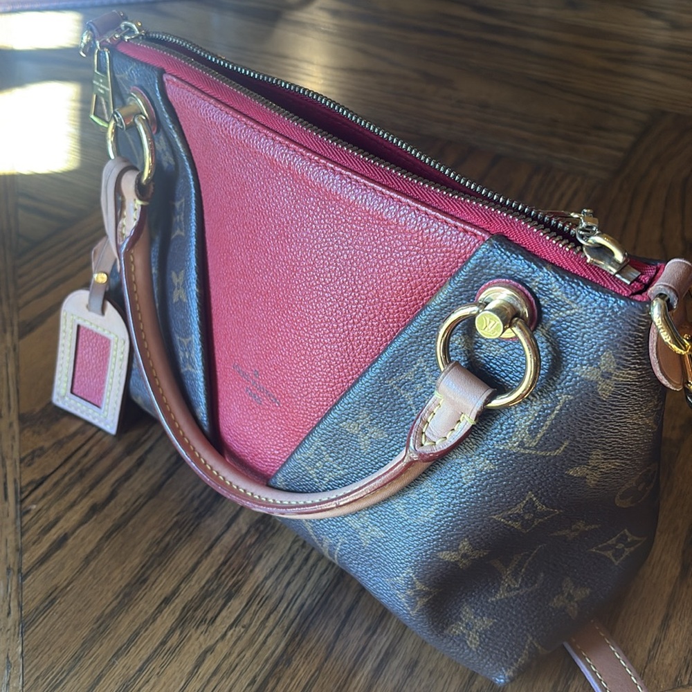 Louis Vuitton V Monogram - Picture 4 of 16